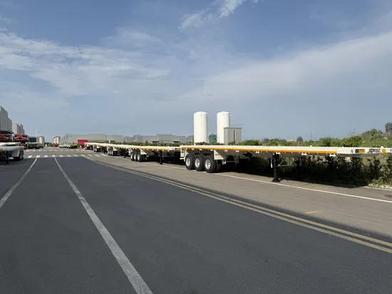 Camion ribaltabile posteriore idraulico da 3/4 assi da 60 tonnellate, con cassone ribaltabile autocaricante, rimorchio laterale per trasporto di sabbia